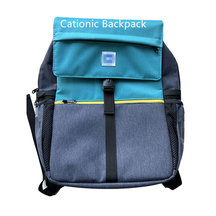 ¿De qué material está hecho la mochila catiónica?