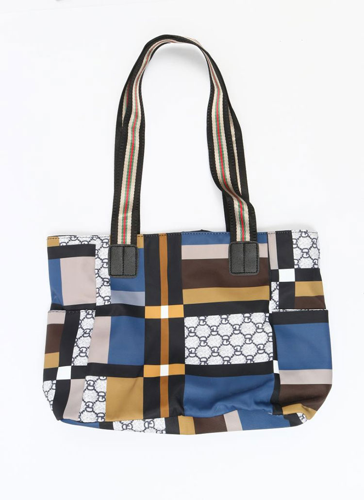 La practicidad de los bolsos de hombro grandes durante los viajes