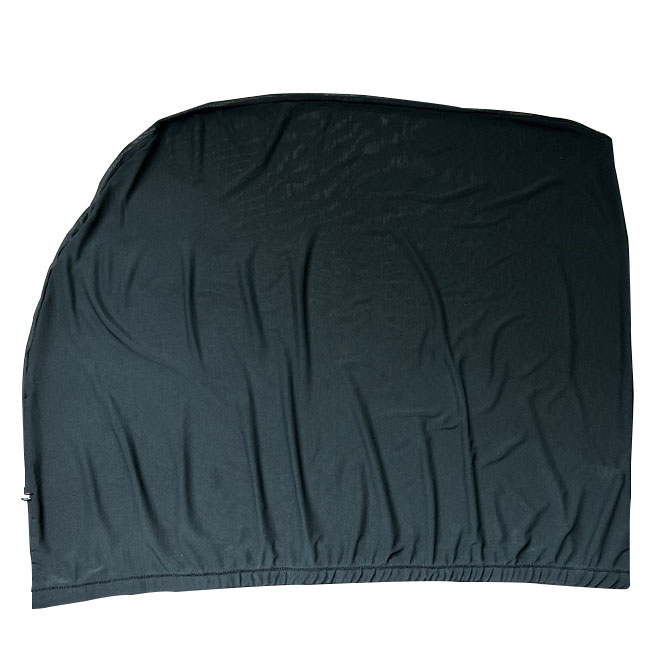 El uso de calcetines para proteger las ventanillas del coche.