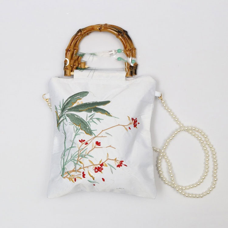 Cómo cuidar los bolsos antiguos de satén para prolongar su vida